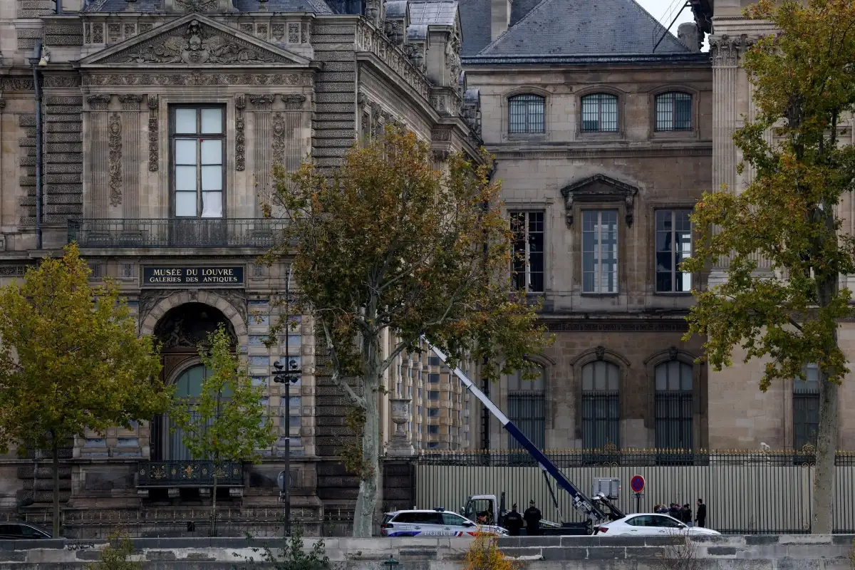 louvre-r