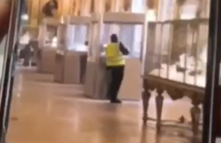 Βίντεο από τη στιγμή της διάρρηξης στο Λούβρο – Ο δράστης πριονίζει προθήκη για να αρπάξει κοσμήματα