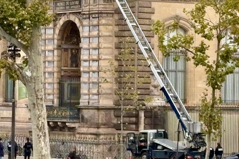 Κλοπή του αιώνα στο Λούβρο: Οι διαρρήκτες άφησαν πίσω τους σημαντικά στοιχεία – Tα κενά στα μέτρα ασφαλείας που γνώριζε η συμμορία