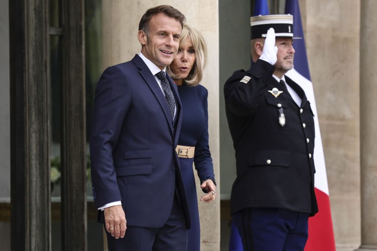 Κρίσιμες ώρες στη Γαλλία – Ο Μακρόν αποφασίζει για κυβέρνηση ή πρόωρες εκλογές