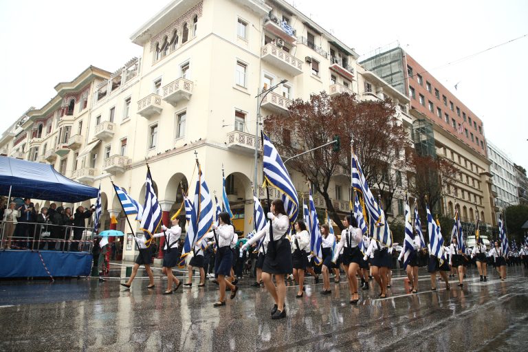Θεσσαλονίκη: Υπό καταρρακτώδη βροχή η μαθητική παρέλαση για την επέτειο της 28ης Οκτωβρίου