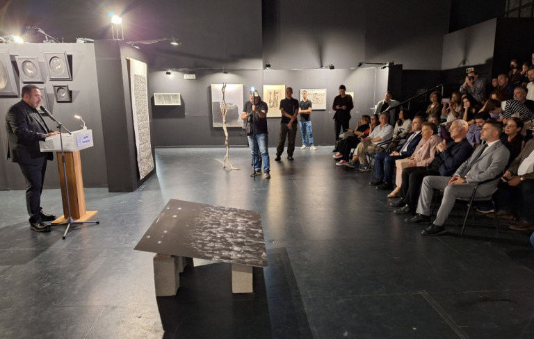 Καλαμάτα: Εγκαινιάστηκε η μεγάλη έκθεση σύγχρονης τέχνης «Μαύρο – Άσπρο» στο Μέγαρο Χορού