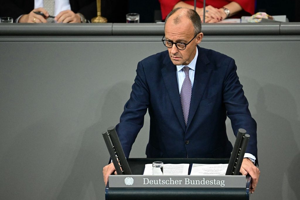 POLITICO: Η Ευρώπη ξεκινά την αργή απεξάρτησή της από τις ΗΠΑ