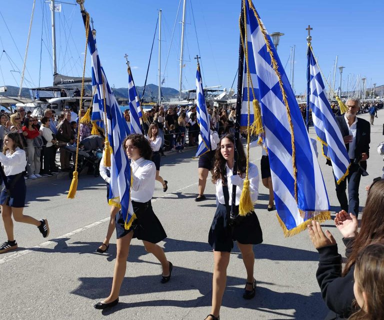 Με λαμπρότητα και σύμμαχο τον καλό καιρό η παρέλαση της 28ης Οκτωβρίου στον Βόλο