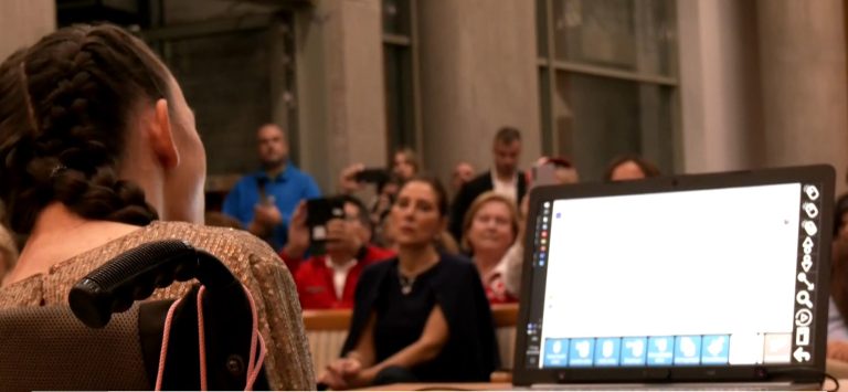 “Μιλάμε με τα μάτια”: Καινοτόμος μέθοδος επικοινωνίας ατόμων με αναπηρίες