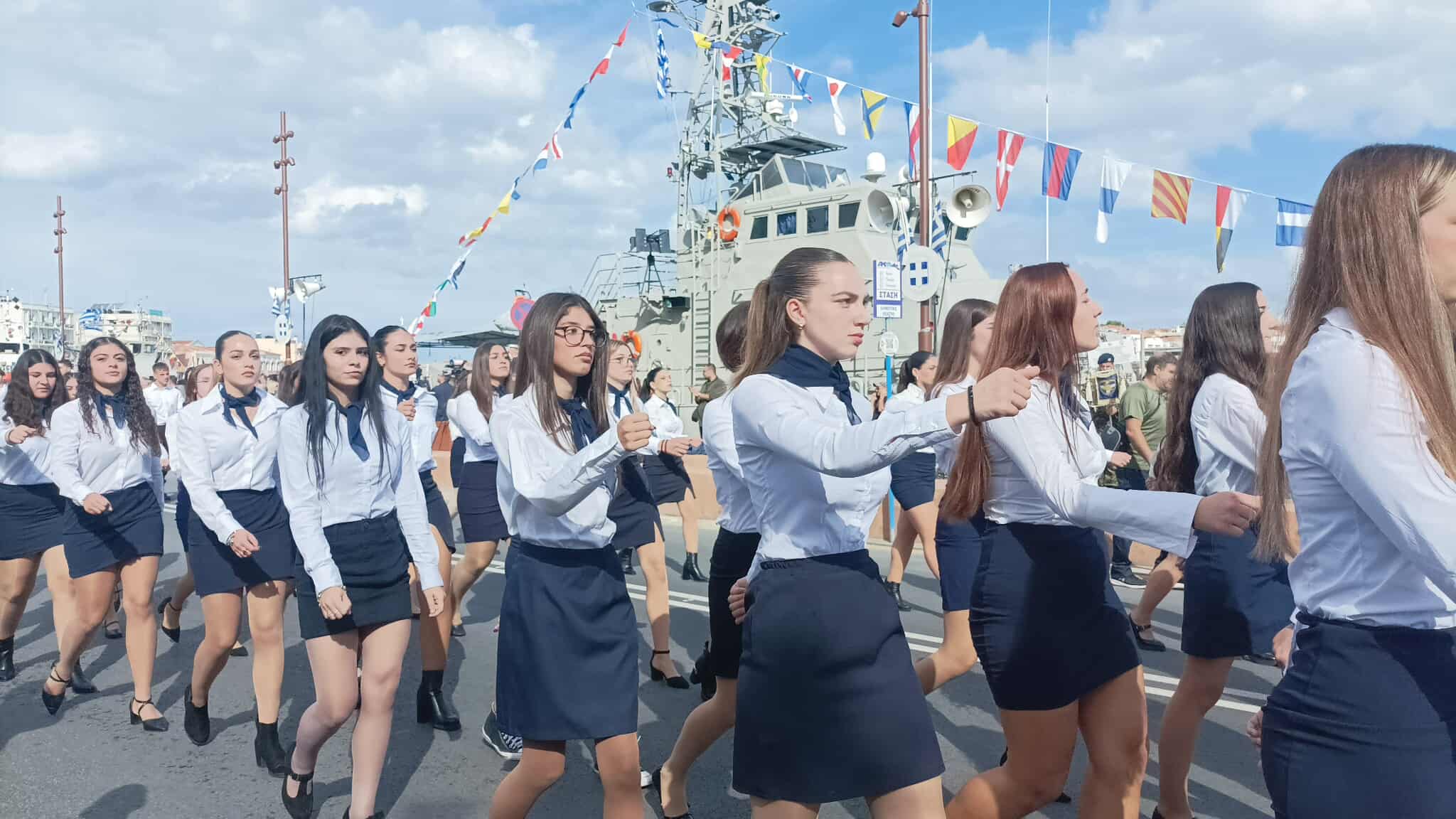 Λέσβος: Με υπερηφάνεια η παρέλαση στην κατάμεστη προκυμαία της Μυτιλήνης