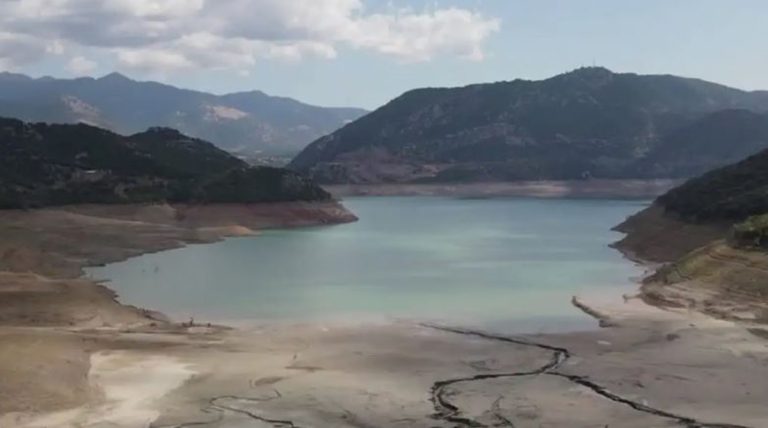 Ιστορικό χαμηλό 15ετίας για τον Μόρνο – Εναέρια πλάνα από drone δείχνουν την πρωτοφανή υποχώρηση των υδάτων