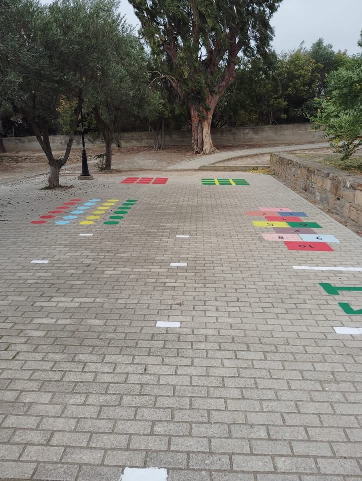 Λήμνος: Μαθητές έδωσαν χρώμα στην αυλή του δημοτικού σχολείου Μούδρου