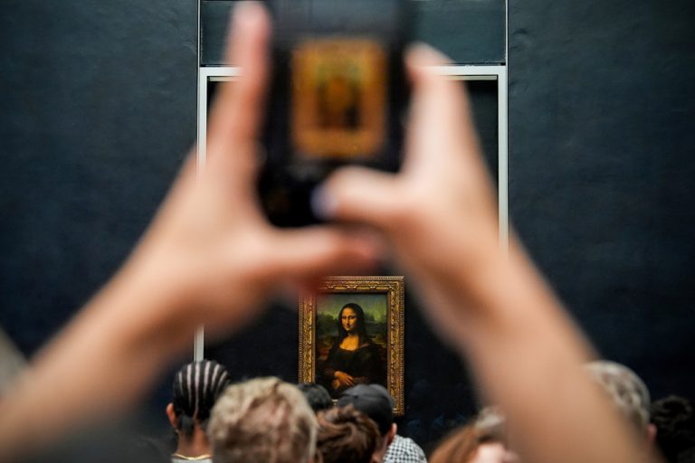 Η θρασύτατη ληστεία στο Λούβρο συγκλόνισε τον κόσμο – Και δεν είναι η πρώτη…