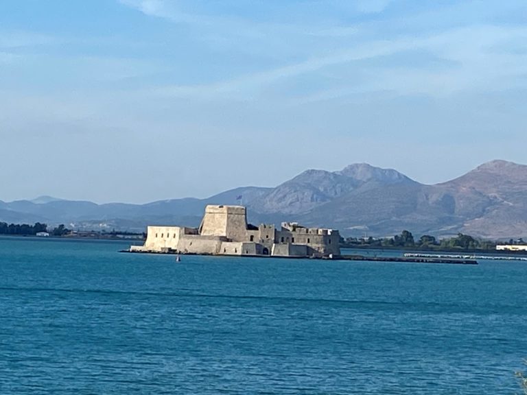 Λιμάνι Ναυπλίου: Αυτοκίνητο έπεσε στη θάλασσα