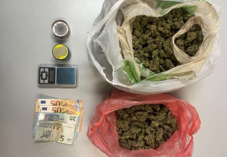 Χειροπέδες σε τρεις νεαρούς στην Φλώρινα – Πιάστηκαν να διακινούν ναρκωτικά σε δέματα μέσω εταιρείας ταχυμεταφορών