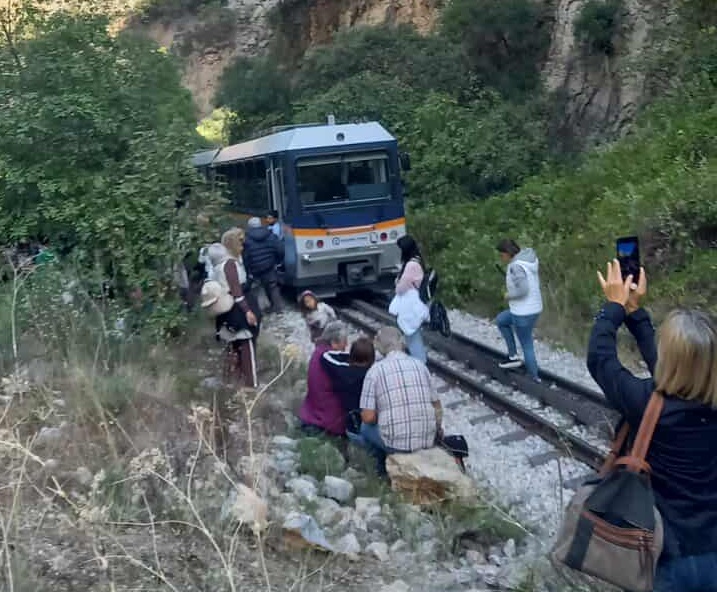 Ακινητοποιήθηκε ο Οδoντωτός κοντά στο Διακοφτό – Απεγκλωβίστηκαν οι επιβάτες