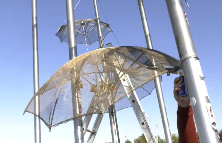 Θεσσαλονίκη: Αναχωρούν για Αθήνα οι εμβληματικές ομπρέλες Ζογγολόπουλου – Ξεκινά η διαδικασία αποκατάστασης του γλυπτού