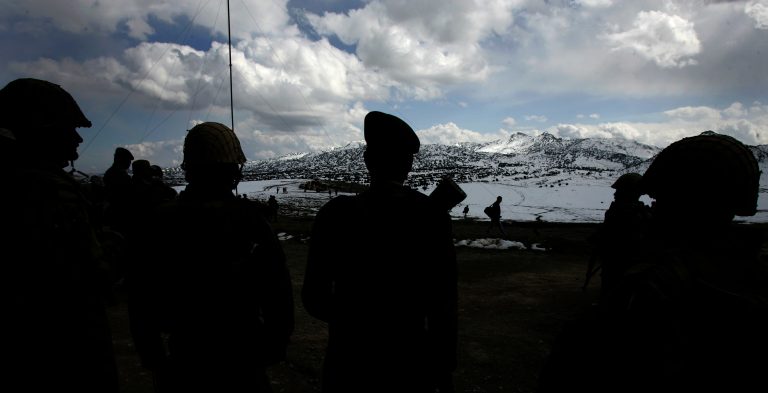Η Καμπούλ κατηγορεί το Πακιστάν ότι παραβίασε την κατάπαυση του πυρός – Δεκάδες νεκροί και τραυματίες