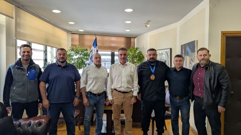 Ο παγκόσμιος πρωταθλητής βετεράνων πάλης Απ. Στάμος στον Δήμαρχο Λαρισαίων