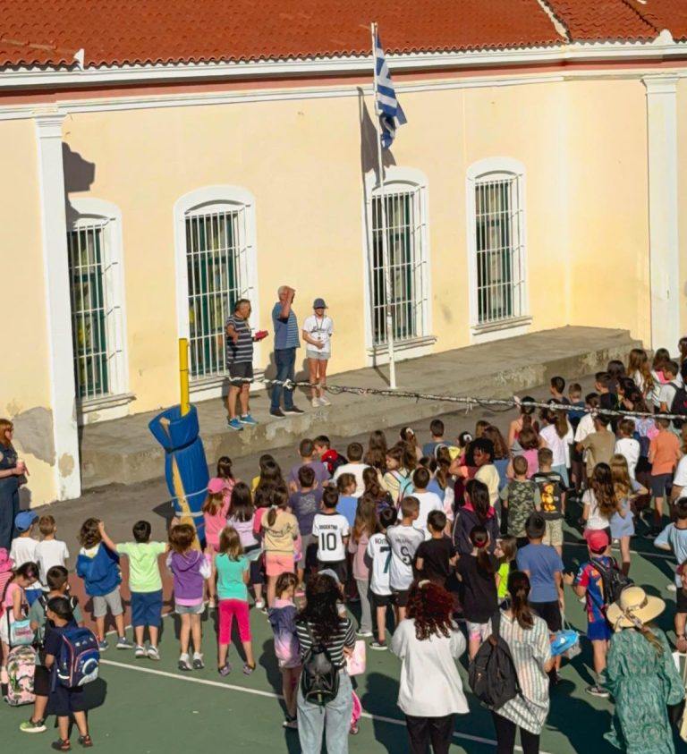 Διαμαρτύρονται οι γονείς του 1ου Δημοτικού Σάμου για την υποβάθμιση του σχολείου από 12θεσιο σε 9θεσιο