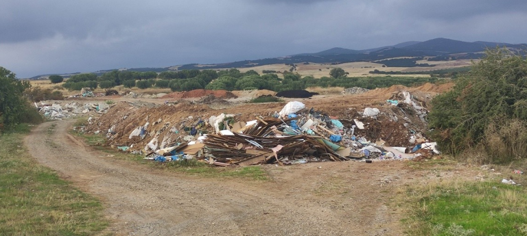 Χαλκιδική: Επί πέντε χρόνια πετούσε μπάζα σε χωράφι- Δύο συλλήψεις