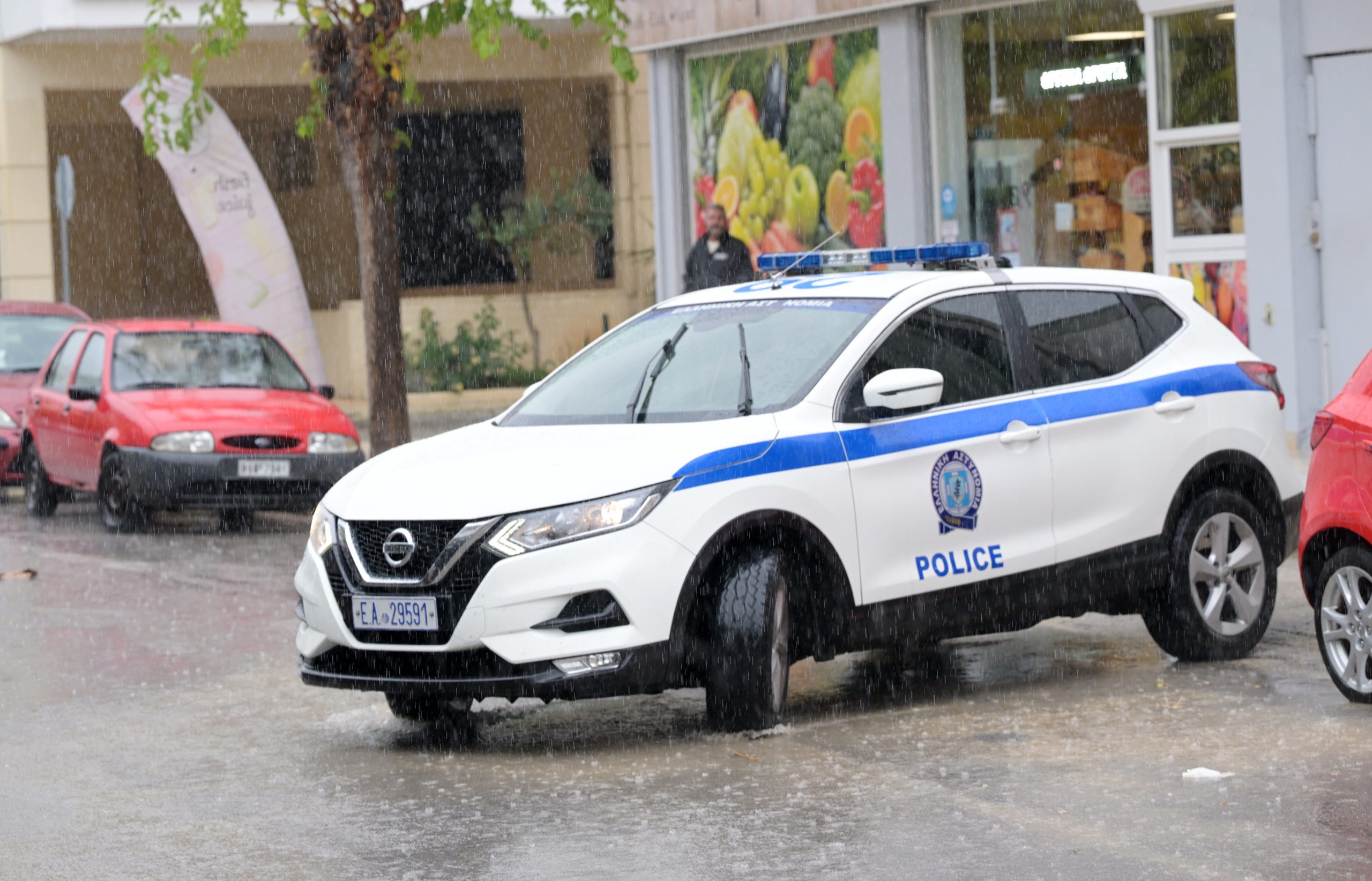 Μεθυσμένος οδηγός χωρίς άδεια έπεσε σε 13 αυτοκίνητα στη Φυλής