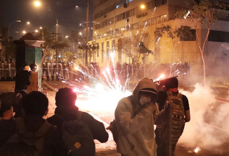 Περού: Η αστυνομία ευθύνεται για τον θάνατο διαδηλωτή στις εκτεταμένες ταραχές στη Λίμα