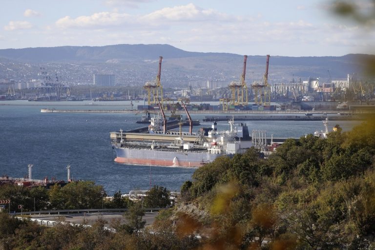 Ινδία: Δεν επιβεβαιώνει ούτε διαψεύδει τη δήλωση Τραμπ ότι θα πάψει να αγοράζει πετρέλαιο από τη Ρωσία