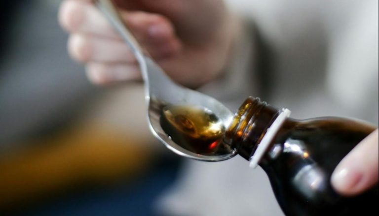Ινδία: Ποινική έρευνα κατά παρασκευάστριας εταιρείας σιροπιού για θανάτους 10 παιδιών