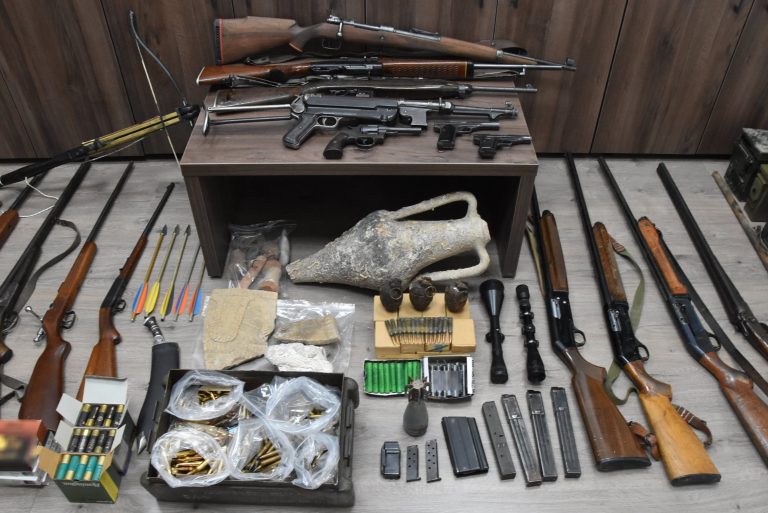 Ρέθυμνο: Σύλληψη 77χρονου που είχε μίνι οπλοστάσιο στο σπίτι του (photos)