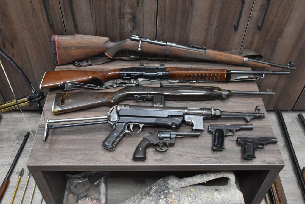 Ρέθυμνο: Σύλληψη 77χρονου που είχε μίνι οπλοστάσιο στο σπίτι του – Από υλικά εκρήξεων, μέχρι πήλινος αμφορέας στα ευρήματα (photos)