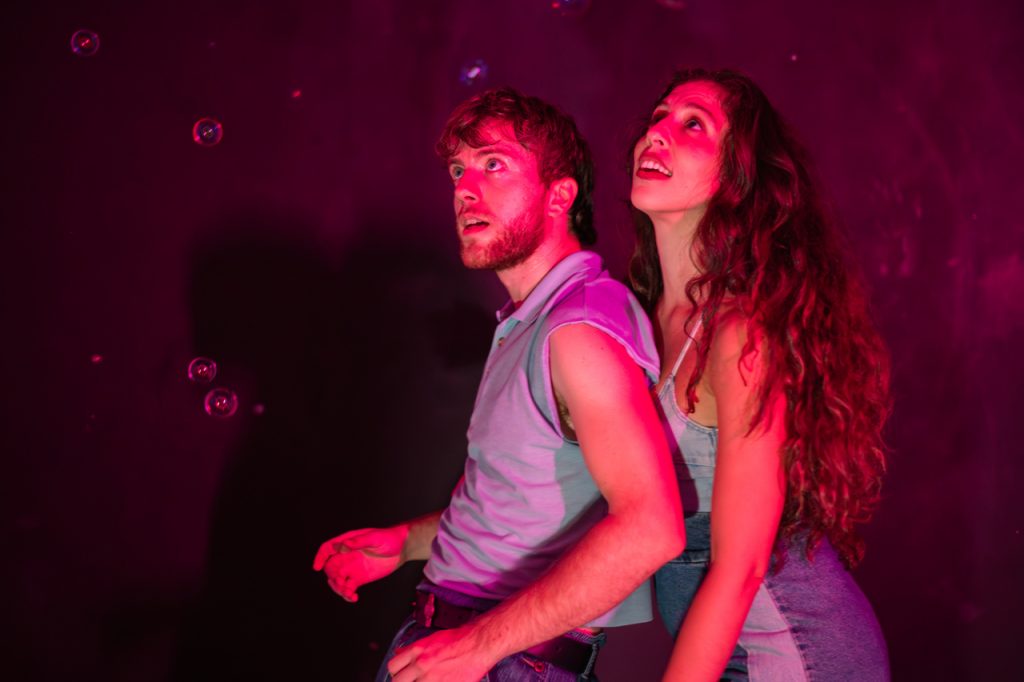 «Πιρούνια σε ακριβά σπορτέξ» στο Red Jasper Cabaret Theatre
