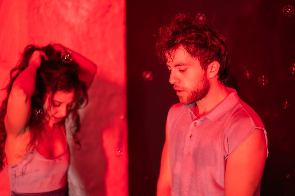 «Πιρούνια σε ακριβά σπορτέξ» στο Red Jasper Cabaret Theatre