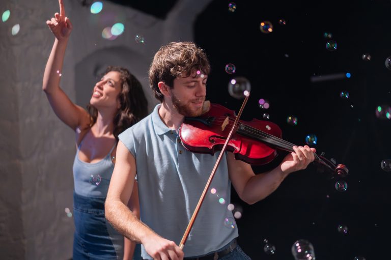 «Πιρούνια σε ακριβά σπορτέξ» στο Red Jasper Cabaret Theatre