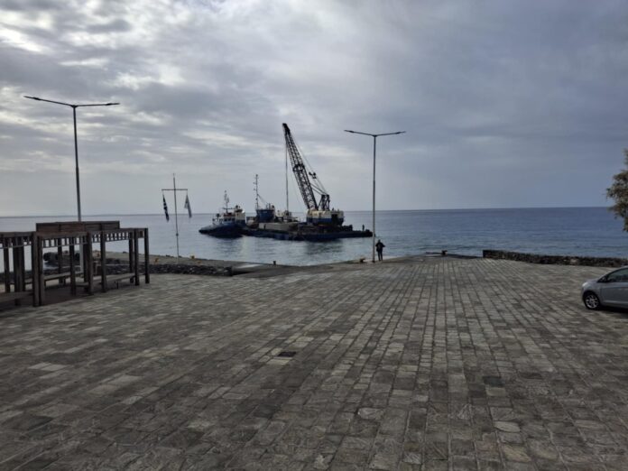 Χανιά: Ξεκίνησαν οι εργασίες κατασκευής ράμπας εξυπηρέτησης πλοίων στην Αγία Ρουμέλη Σφακίων