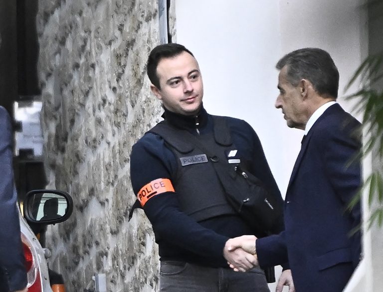 Στη φυλακή Λα Σαντέ ο Σαρκοζί – Έγινε ο πρώτος ηγέτης της ΕΕ που φυλακίζεται