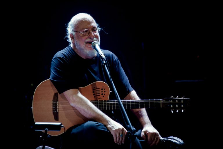 Σε λαϊκό προσκύνημα η σορός του Διονύση Σαββόπουλου, το Σάββατο στο παρεκκλήσι της Μητρόπολης Αθηνών – Η επιθυμία της οικογένειας