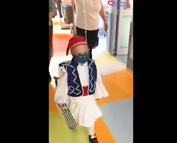 Θεσσαλονίκη: Συγκίνηση για τον 5χρονο Γαβριήλ που δίνει μάχη με τον καρκίνο- Έκανε παρέλαση ντυμένος τσολιάς στο Ιπποκράτειο