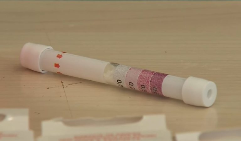 Διαθέσιμα στα φαρμακεία τα self-test για κατανάλωση αλκοόλ – Πόσο κοστίζει και ποιοι το αγοράζουν 