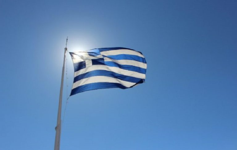 Ξεχωριστή παρέλαση στη Σίκινο: Στο πλευρό των 14 μαθητών του νησιού, συνομήλικοι από το Ελληνικό