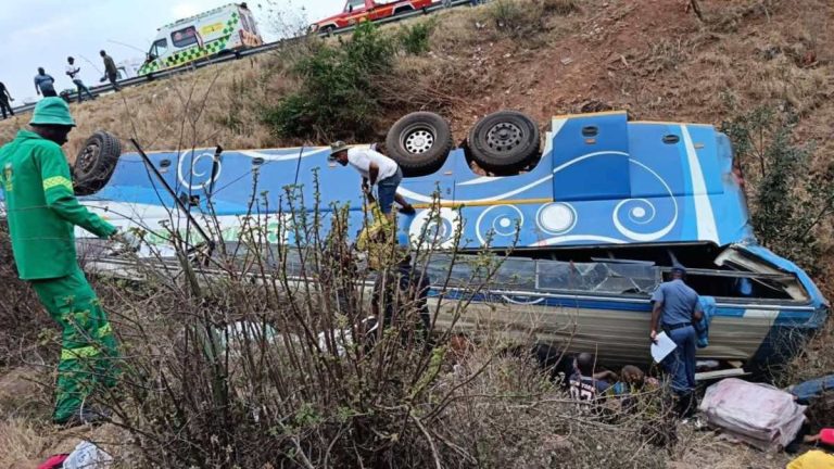 Τραγωδία στη Νότια Αφρική: Λεωφορείο έπεσε σε χαράδρα – Τουλάχιστον 42 νεκροί