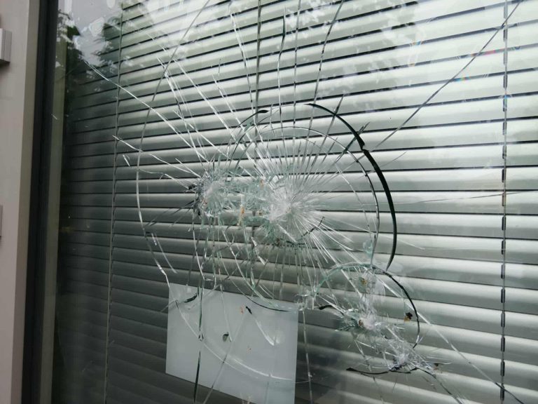 Χανιά: Άγνωστοι προκάλεσαν ζημιές  σε προσόψεις καταστημάτων και τραπεζών (video)