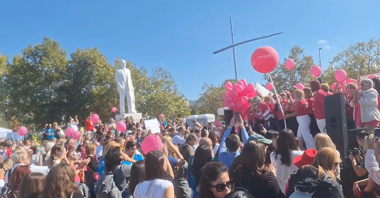 Θεσσαλονίκη: Ροζ κύμα ελπίδας στην πόλη –  Χιλιάδες πολίτες στην πορεία ευαισθητοποίησης για τον καρκίνο του μαστού