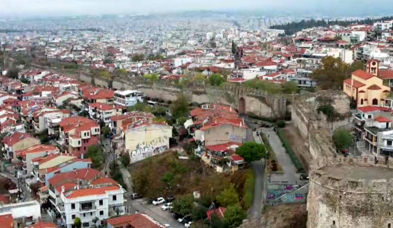 Θεσσαλονίκη: Παρουσιάστηκε το ξύλινο ντεκ στο Κεντρικό συμβούλιο Νεωτέρων Μνημείων-Αρχίζουν οι κατεδαφίσεις ετοιμόρροπων κτιρίων στην Άνω Πόλη