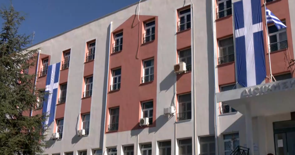 Θεσσαλονίκη: Μία μεγάλη Ελληνική σημαία δεσπόζει αγέρωχη στο νοσοκομείο Παπανικολάου