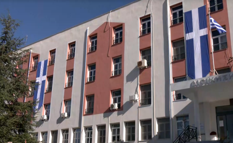 Θεσσαλονίκη: Μία μεγάλη Ελληνική σημαία δεσπόζει αγέρωχη στο νοσοκομείο Παπανικολάου