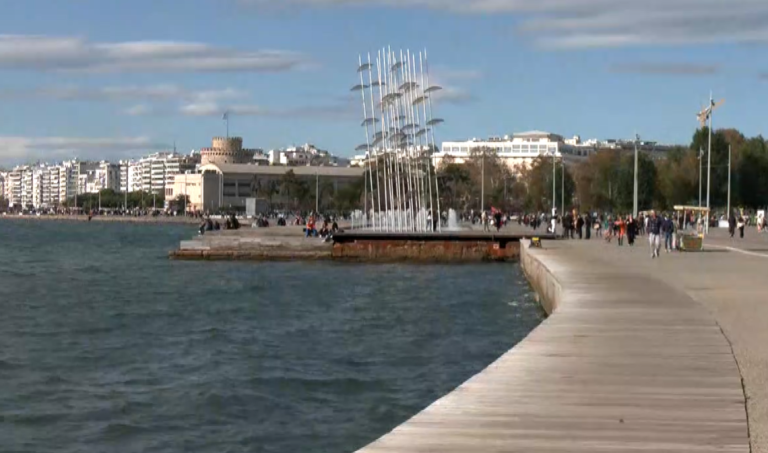 «Πλημμύρισε» με κόσμο η παραλία Θεσσαλονίκης μετά τη στρατιωτική παρέλαση