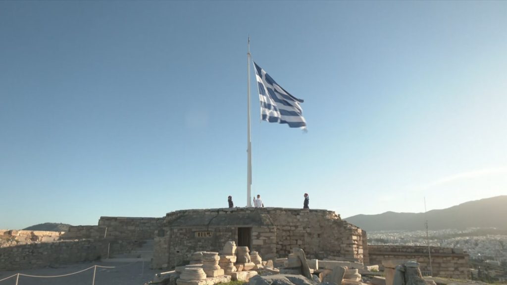 Έπαρση της σημαίας στην Ακρόπολη (Βίντεο)