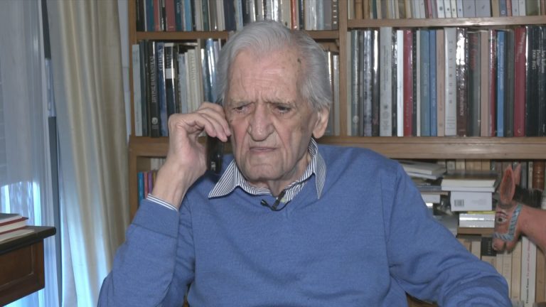28η Οκτωβρίου: Ο Τίτος Πατρίκιος στο ΕΡΤnews θυμάται την ημέρα κήρυξης του πολέμου – Το κορίτσι που τον έσωσε από τη σύλληψη των Γερμανών και τα σπασμένα γυαλιά στην τσέπη