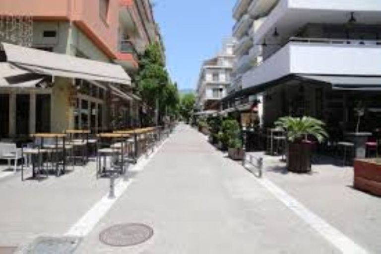 Αναστολή προστίμων από τον Δήμο Βόλου λόγω καθυστερήσεων στην έκδοση αδειών για τραπεζοκαθίσματα
