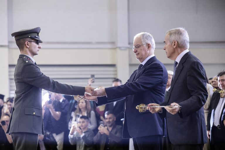 Θεσσαλονίκη: Τα ξίφη στους νέους αξιωματικούς της ΣΣΑΣ επέδωσε ο ΠτΔ Κωνσταντίνος Τασούλας