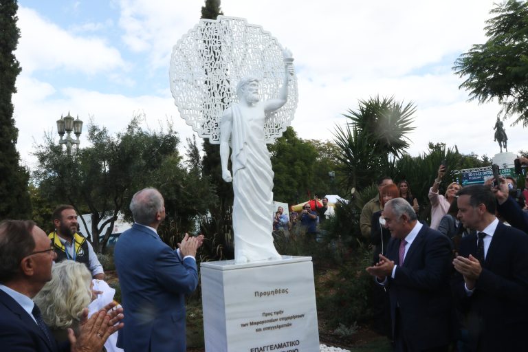 Στο Πεδίον του Άρεως το πρώτο άγαλμα αφιερωμένο στους μικρομεσαίους, απεικονίζει τον Προμηθέα