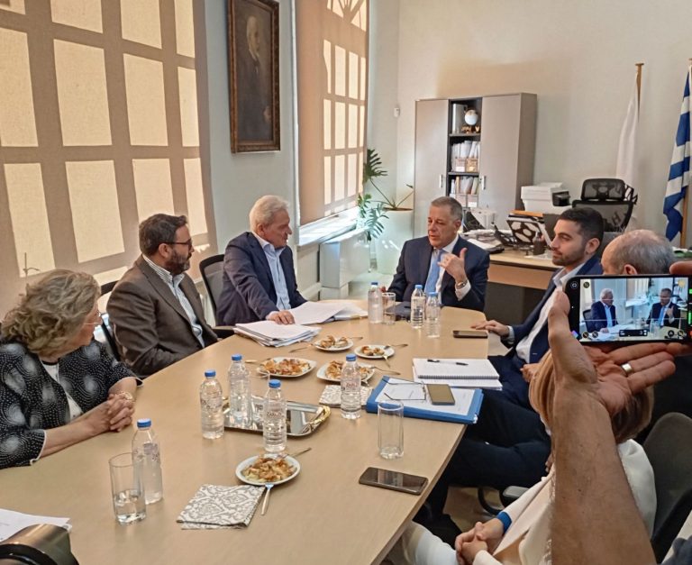 Ηράκλειο: Νέοι κόμβοι και κυκλοφορική αποσυμφόρηση στις πόλεις θα φέρει ο νέος ΒΟΑΚ- Συνεχίζεται η επίσκεψη Ταχιάου στην Κρήτη