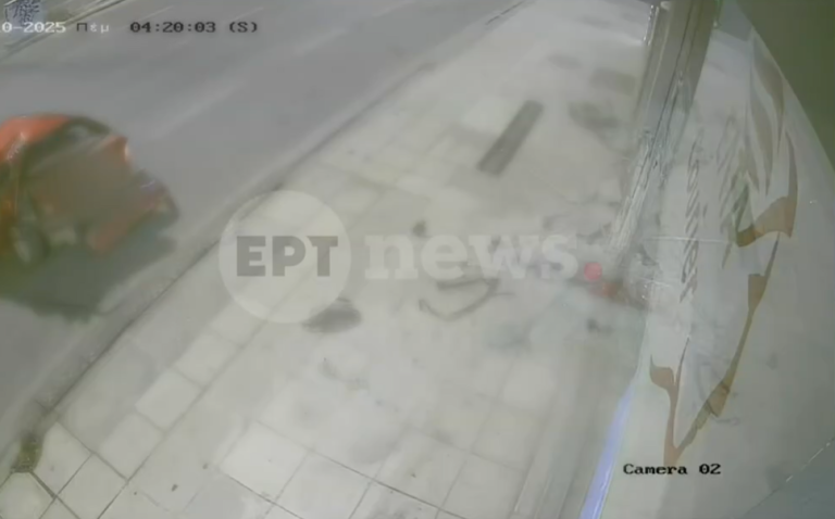 Βίντεο ντοκουμέντο: Οδηγός ΙΧ «καρφώθηκε» στη βιτρίνα των ΕΛΤΑ στην Κηφισίας